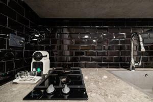 a kitchen counter with a stove and a sink at שקיעה בים 75 - דירה מהממת עם ג'קוזי ספא ליד הים יש מקלט in Haifa