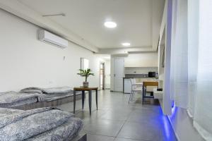 埃拉特Little Prince Hostel-5 Min Walk To The Beach的一间带两张床的客厅和一间餐厅