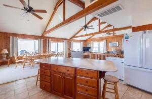 una cucina con un frigorifero bianco e un tavolo di Anna a Poplar Branch