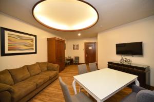 TV a/nebo společenská místnost v ubytování Paragon Hotel and Suites