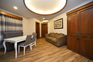 Posezení v ubytování Paragon Hotel and Suites