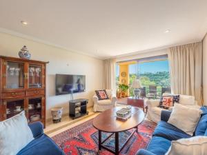 Telewizja i/lub zestaw kina domowego w obiekcie Los Pinos, 3 bedroom apartment in Los Arqueros