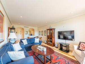 Telewizja i/lub zestaw kina domowego w obiekcie Los Pinos, 3 bedroom apartment in Los Arqueros