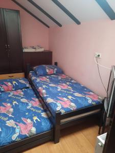 - une chambre avec 2 lits dans l'établissement Apartman Aleksa, à Bela Crkva