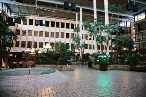 ein großes Gebäude mit einem Innenhof mit Bäumen und einem Brunnen in der Unterkunft Wyndham Edmonton Hotel and Conference Centre in Edmonton