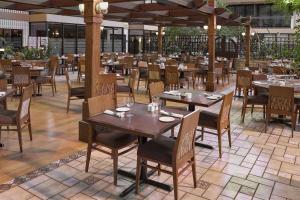 Restaurace v ubytování Wyndham Edmonton Hotel and Conference Centre