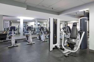 Fitness centrum a/nebo fitness zařízení v ubytování Wyndham Edmonton Hotel and Conference Centre