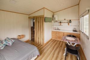 una piccola camera con letto e una piccola cucina di Tiny House Pura Vida Chapadmalal a Colonia Chapadmalal