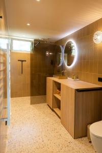 y baño con lavabo, ducha y aseo. en Residenties en bungalow Royal Domburg, en Domburg