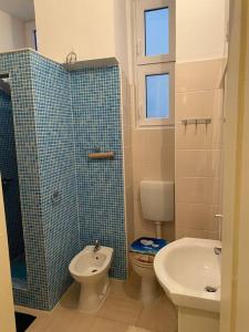 un baño con inodoro y lavabo en Apartman Elli, en Zagreb
