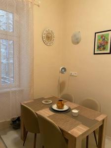 una mesa de comedor con un pastel en un plato en Apartman Elli, en Zagreb