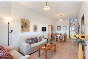 Televízia a/alebo spoločenská miestnosť v ubytovaní Casa María - Finca Medina