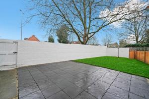 a white fence in front of a yard at ✪ 2-Bed Ground Floor Flat ✪Chelmsford✪ Prime Location in Chelmsford