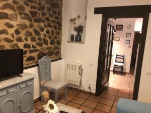 TV a/nebo společenská místnost v ubytování Apartamento tranquilo e ideal para parejas, con bonitas vistas de Toledo y fantàstica ubicación