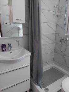 Ένα μπάνιο στο APARTMAN MARTINA