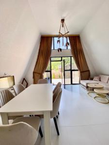 een woonkamer met een witte tafel en stoelen bij A Frame Lerik in Lerik