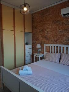 a bedroom with a bed with towels on it at Evelina 4 in Lixouri