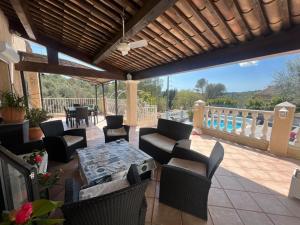 un patio avec une table et des chaises et une piscine dans l'établissement VILLA LE tignet, à Le Tignet 12 autres photos