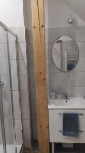 y baño con lavabo y espejo. en Porębana Osada, en Długopole-Zdrój