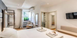 ローマにあるIncredible Luxury Suite in the heart of Romeの白いベッドルーム(ベッド1台、テレビ付)