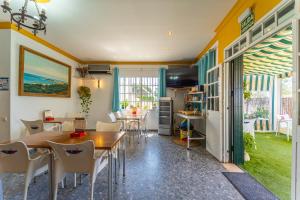 Hostal Miramar في لوس كانيوس دي ميكا: غرفة طعام مع طاولة وكراسي