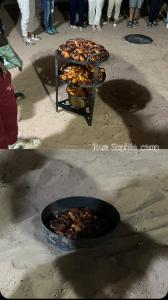 un montón de comida cocinando en un pozo de fuego en Rum Sophia camp en Wadi Rum