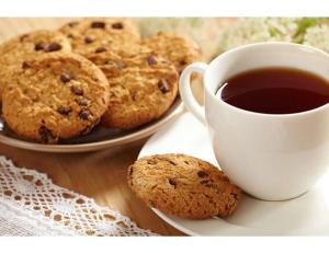 un piatto di biscotti e una tazza di caffè di Hotel The Bay Inn, Konark a Pānchagān