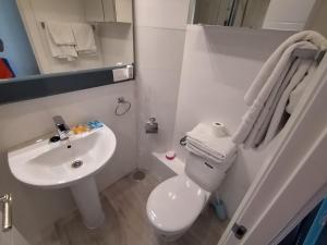 a bathroom with a white toilet and a sink at Apartamento para 4 - Puerta del Sol in Madrid