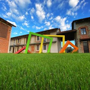 una escultura en el césped frente a un edificio en Le Cornici - Cascina di Charme en Diano dʼAlba