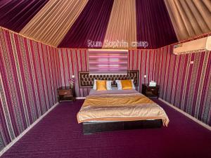 1 dormitorio con 1 cama en una tienda de campaña en Rum Sophia camp, en Wadi Rum