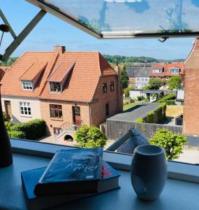 ventana con vistas a una casa de ladrillo en Scandinavian Apartment Hotel - Prison Museum 2 - one room apartment, en Horsens