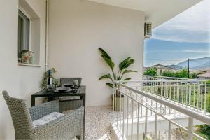 a room with a balcony with a table and chairs at Terranova beach apartment - Menta in Ýpsos