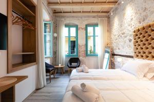 - une chambre avec 2 lits et un mur en briques dans l'établissement La Luna della Loggia A1, à Réthymnon