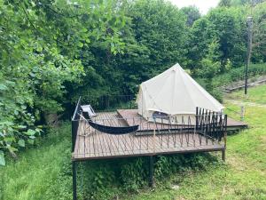 ein Zelt auf einem Holzdeck auf einem Feld in der Unterkunft Glampspace - Szlak Beskidzki in Mienzebrosche