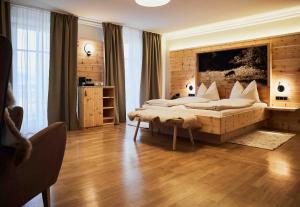 Wellness Natur Resort Gut Edermann في تآيسيندورف: غرفة نوم بسرير كبير في غرفة