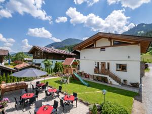 ein Bild eines Hauses mit Spielplatz in der Unterkunft Haus Tirol in Brixen im Thale