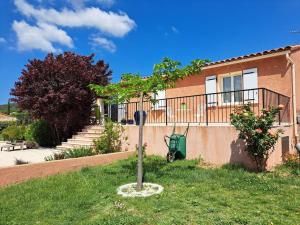 a house with a parking meter in the yard at Maison en Provence verte entre mer et lacs in Camps-la-Source