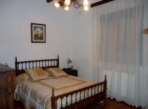 a bedroom with a bed and a window at Casa-rural Santa Rita in Mota del Cuervo