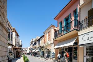 een groep mensen die door een straat met gebouwen loopt bij La Luna della Loggia A1 in Rethimnon