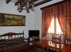 Habitación con 2 sillas, mesa y ventana en Casa-rural Santa Rita, en Mota del Cuervo