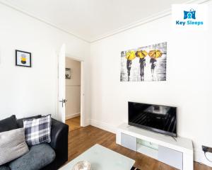 TV in/ali zabaviščno središče v nastanitvi NEW Four Bedroom House By Keysleeps Short Lets Workington Contractor Leisure Beach Location Lake District