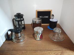 Una encimera con cafeteras y una cafetera en Mejor ubicación en cali, en Cali