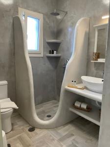 bagno con ampia doccia e lavandino di Villa Tranquilita a Kastraki
