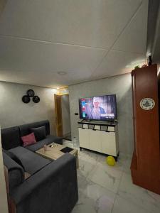 TV a/nebo společenská místnost v ubytování Qamar's guests 3