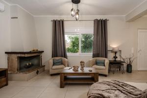 sala de estar con sofá y chimenea en Aria Apartment en Zakynthos