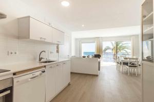 Kuchyňa alebo kuchynka v ubytovaní Port de Llançà 29 Apartamento con vistas al mar