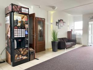 uma máquina de venda automática numa sala de estar com um sofá em SISI Pension em Púchov