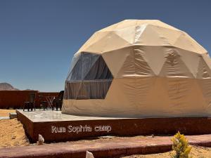 een tent midden in de woestijn bij Rum Sophia camp in Wadi Rum