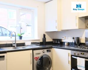 Dapur atau dapur kecil di Large House By Keysleeps Short Lets Northampton M1 With Free Parking Contractors Leisure