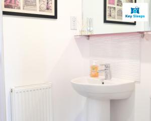 biała łazienka z umywalką i toaletą w obiekcie Large House By Keysleeps Short Lets Northampton M1 With Free Parking Contractors Leisure w mieście Great Billing